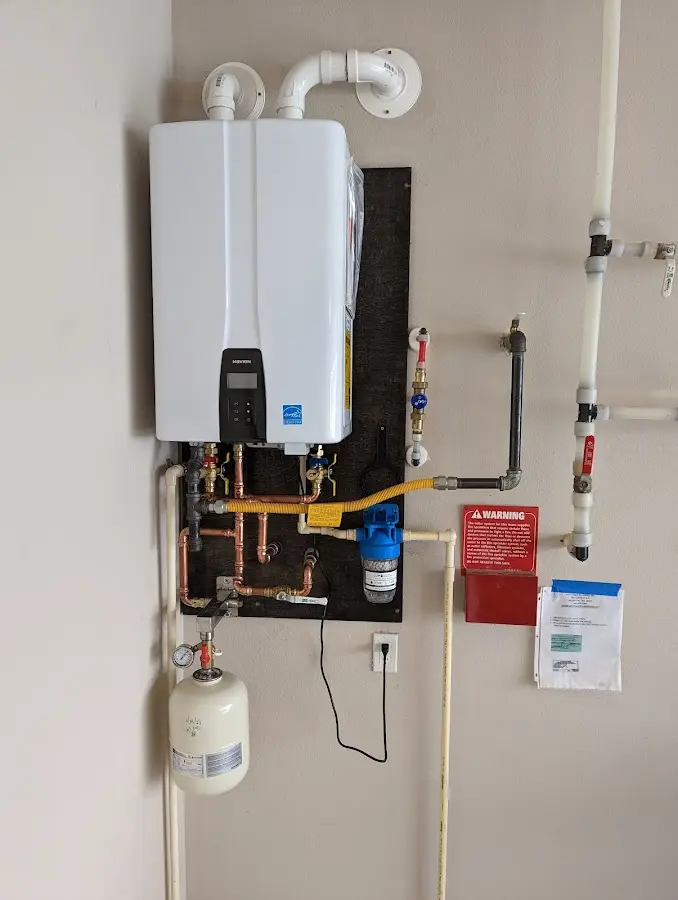 Professional plumber installing copper piping in a Harlem home